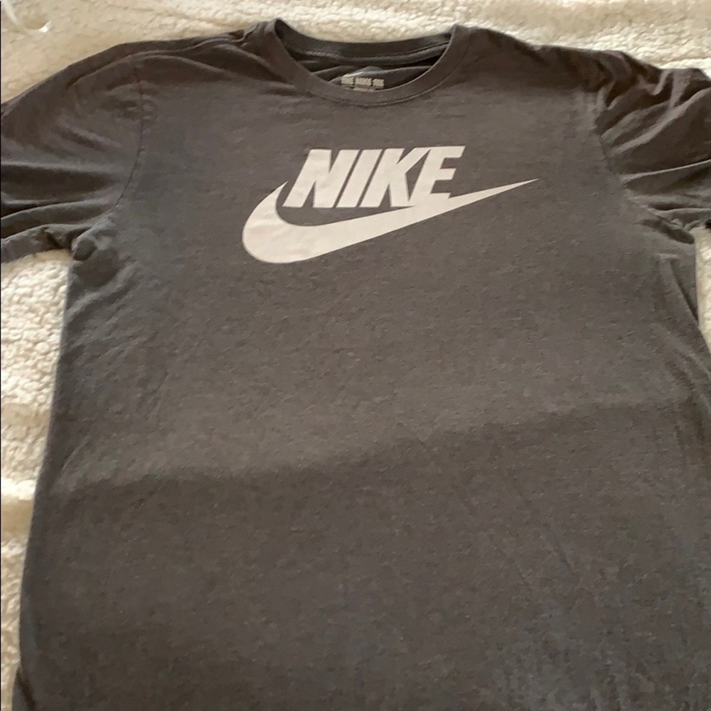 3 Nike T-shirts gently worn - Picture 4 of 5